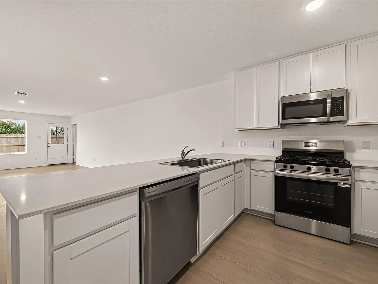 4 bed, 2.0 bath, 1690 sqft, $2,200 — Photo 3