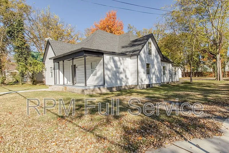 Building Photo - 1002 N Maple St #A