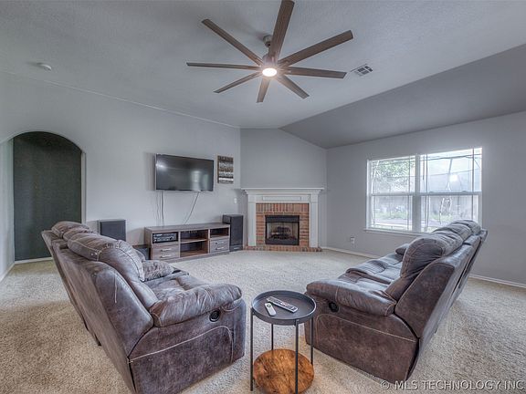 5th image of 3318 E Fairmont Pl