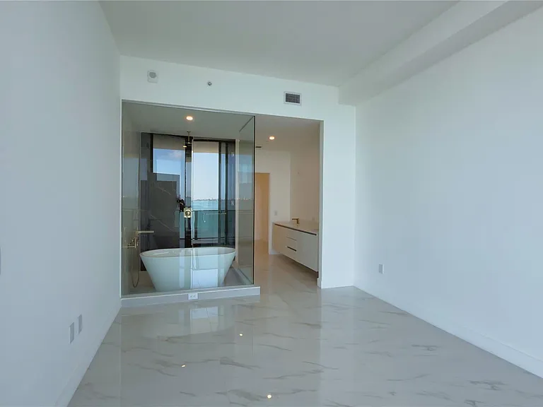 710 NE 29th St #206 — Photo 7