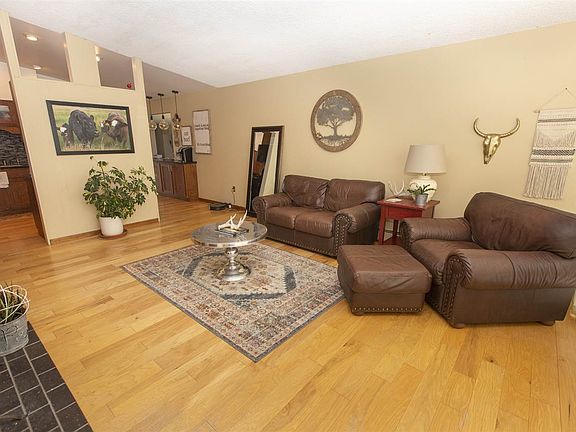 4th image of 1015 Country Club Dr