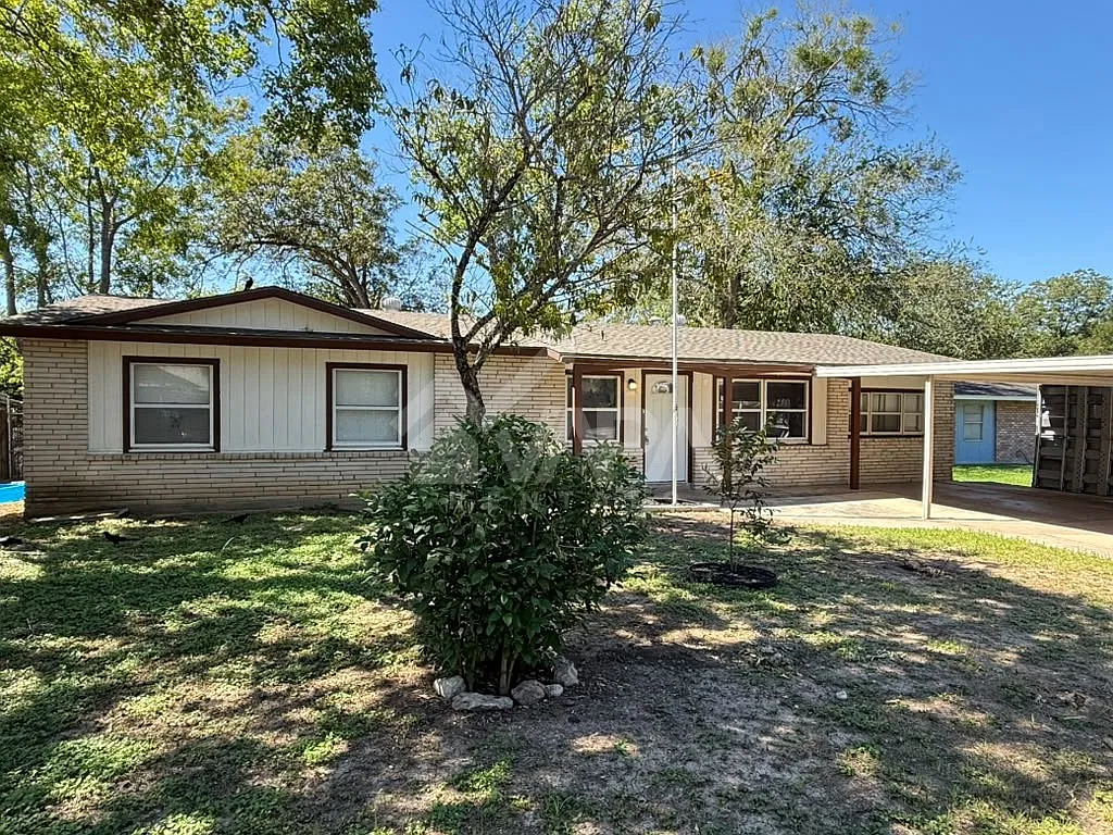4 bed, 1636 sqft, $2,100 — Photo 2