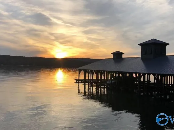 92 Boathouse Dr, Guntersville, AL 35976