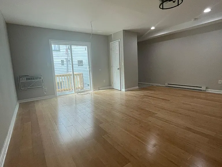 920 Whalley Ave — Photo 6