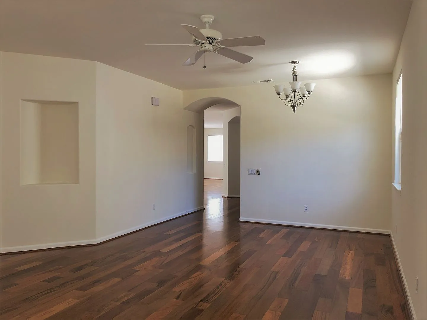 Available Nov. 1st! 3 Bedroom 2 Bath Spacious Home Located In Los Alamos — Photo 2