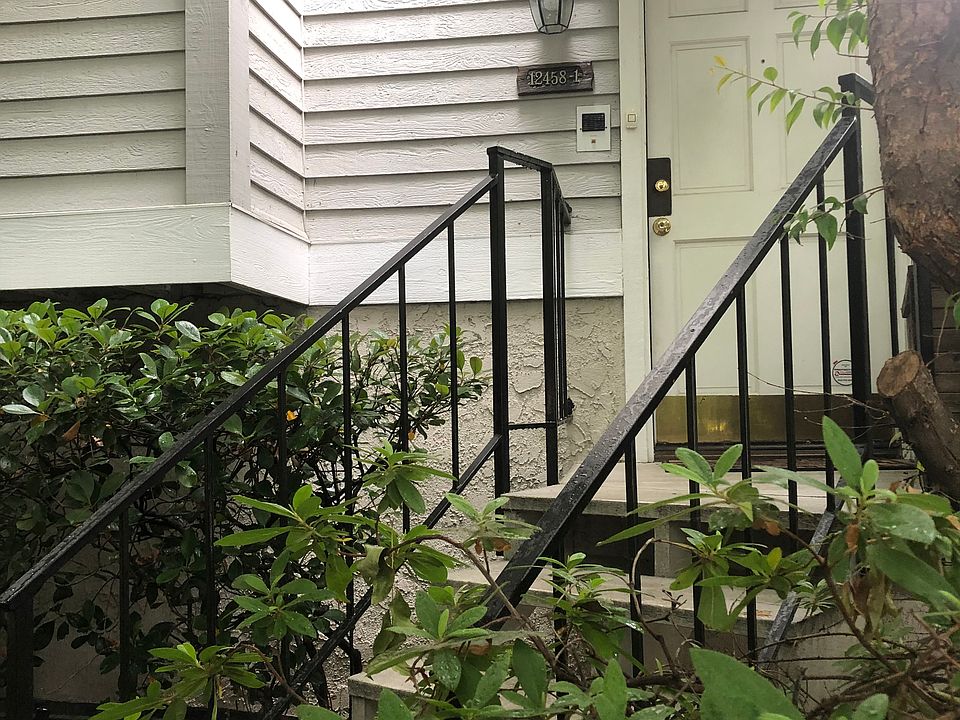 fromt door/stoop
