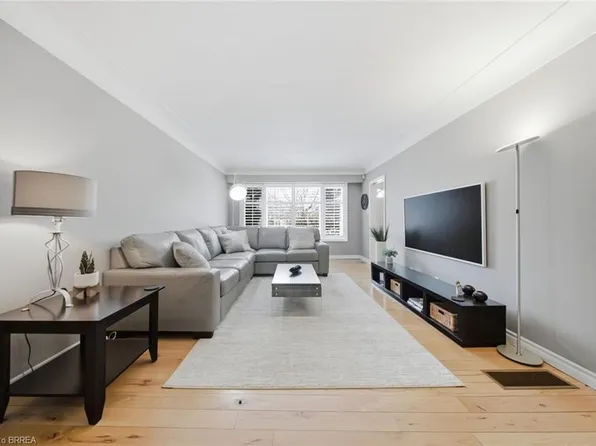 71 Pinecrest Dr, Kitchener, ON N2A 2G7