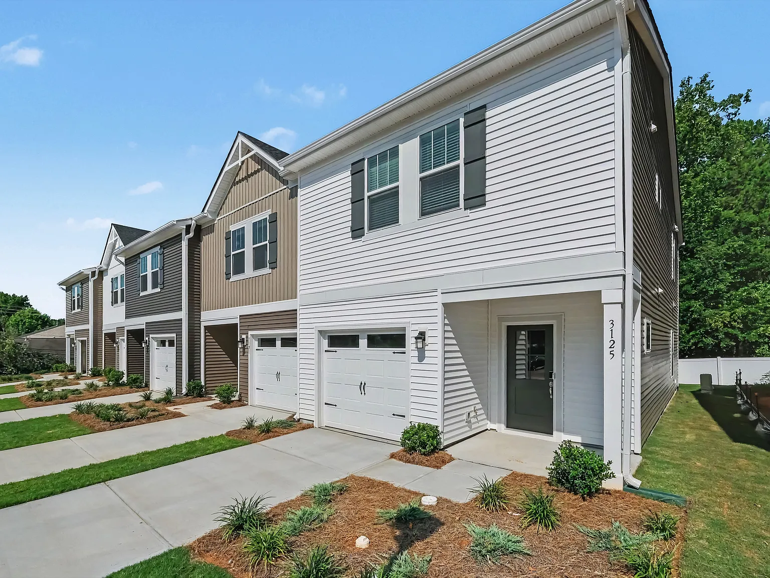3 bed, 2.5 bath, 1556 sqft, $1,920 — Photo 4