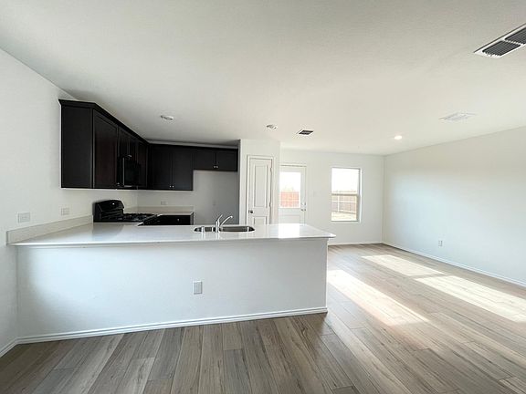 5th image of 905 Wildflower St