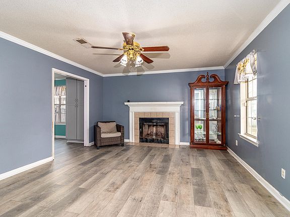 3rd image of 526 Oak Chase Dr