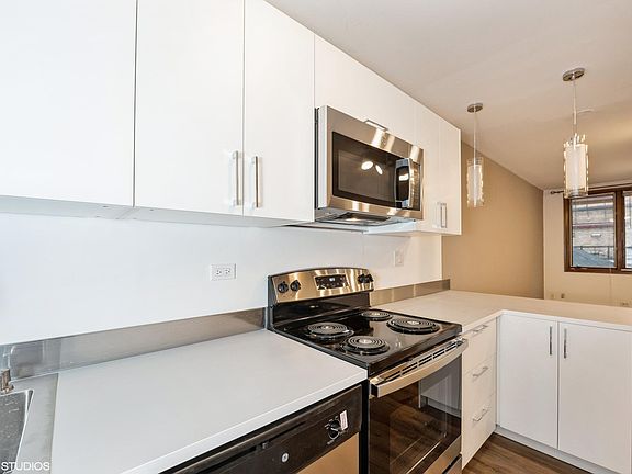 3rd image of 1355 N Dearborn St APT 201
