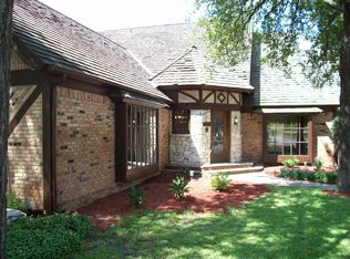 936 Country Club Ln, Fort Worth, TX 76112