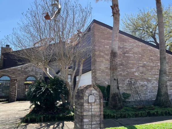 14211 Stokesmount Dr, Houston, TX 77077