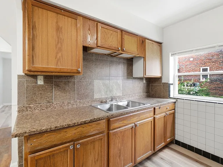 Cozy Apartment Building in Reading District! — Photo 17