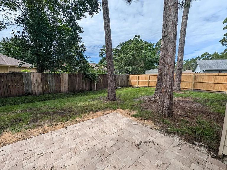 1625 Campbell Dr N — Photo 22
