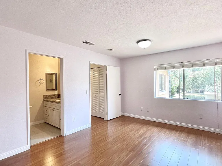 11321 Avenida De Los Lobos #D — Photo 19