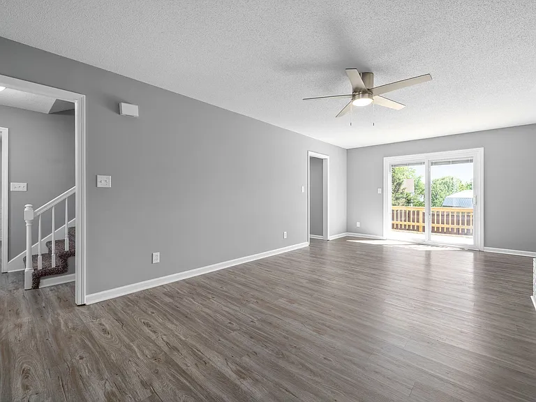 830 Iris Ln — Photo 6