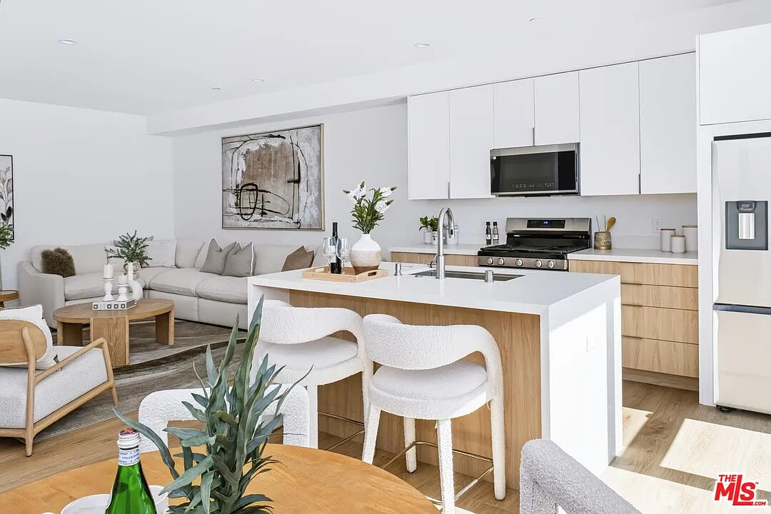 2 bed, 2.5 bath, 1620 sqft, $6,500 — Photo 2