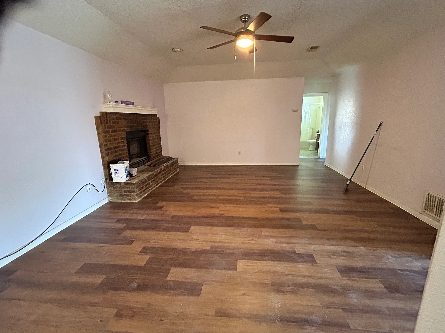 2 bed, 1000 sqft, $1,499 — Photo 2