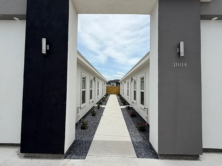 3708 Ventura Ave #2 — Photo 20