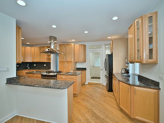 3rd image of 5936 N Melvina Ave