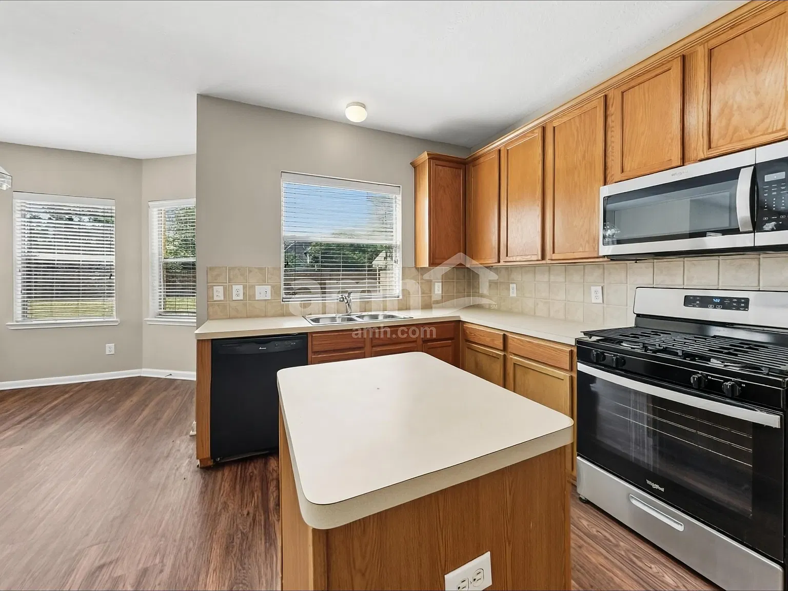 4 bed, 2.5 bath, 2706 sqft, $2,350 — Photo 4