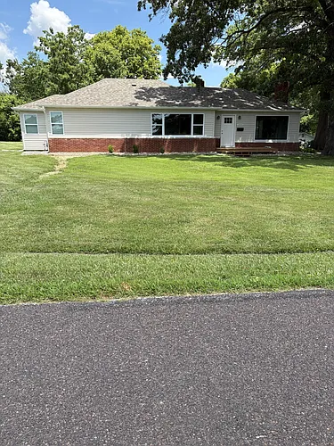 2211 E Walnut St Photo 1