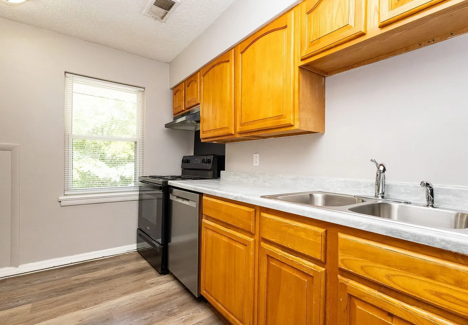 2 bed, 1.0 bath, $895 — Photo 4