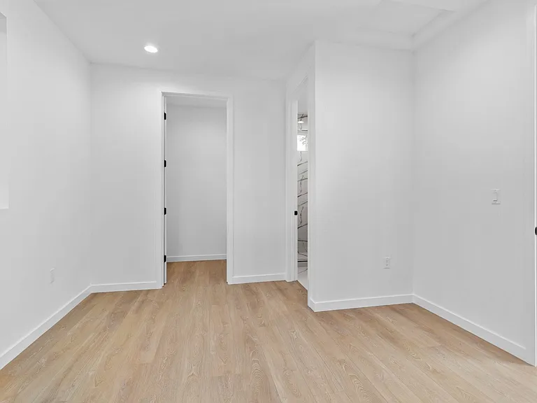 6846 Cedros Ave — Photo 13