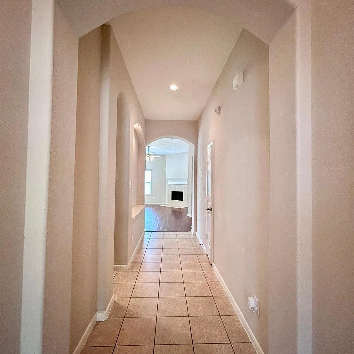 3 bed, 2.0 bath, 1614 sqft, $2,200 — Photo 3