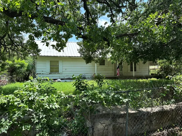 1306 N Austin St, Comanche, TX 76442