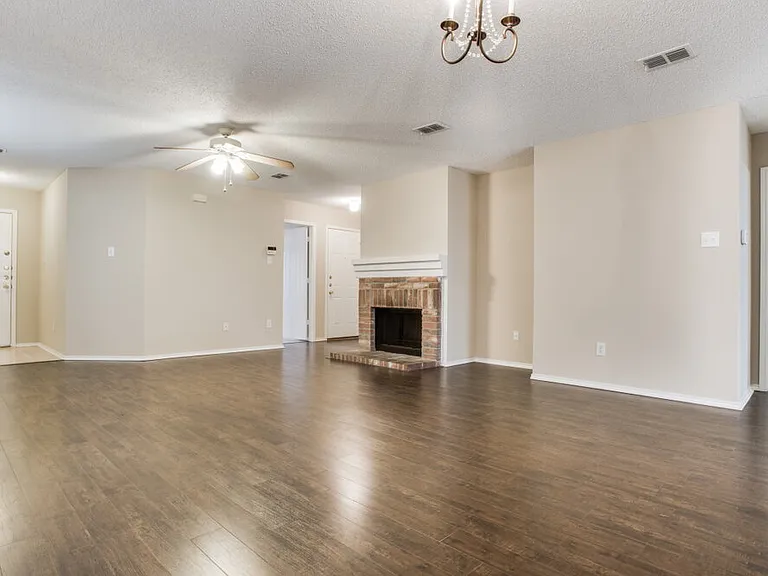 8712 Stonebriar Ln — Photo 2