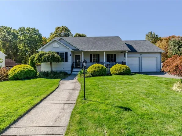 15 Primrose Dr, Cranston, RI 02921