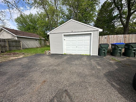 Detached 1 1/2 car garage
