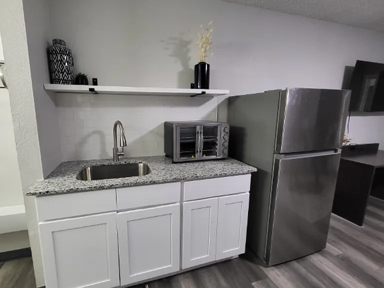 1 bed 1 bath All Bills Paid — Photo 15