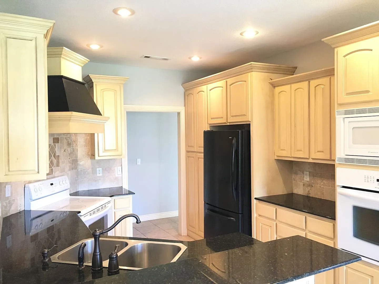 5 bedroom 3 bath home in Fayetteville — Photo 4