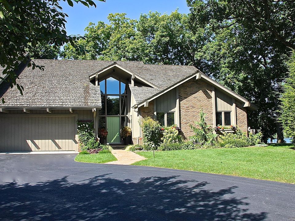 Spectacular waterfront villa in the Hamlet