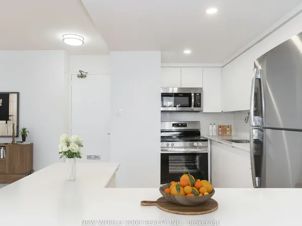 33 Erskine Ave #209, Toronto, ON M4P 1Y6
