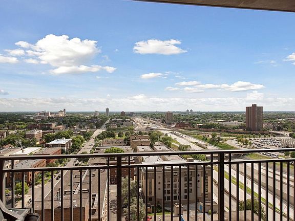 4th image of 500 Grant St E #1607
