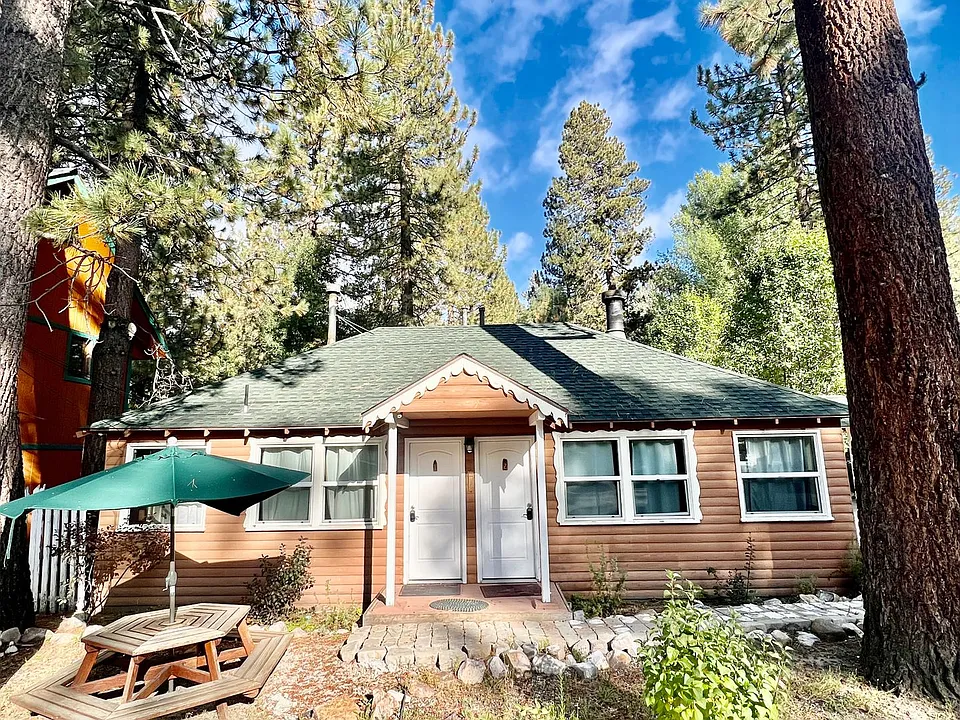 877 Tulip Ln
