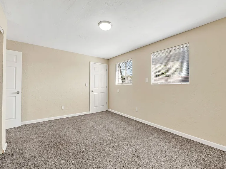 Villa Chateau Apartments — Photo 31