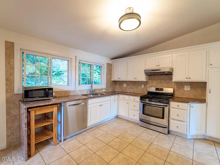37 Amherst Rd — Photo 1