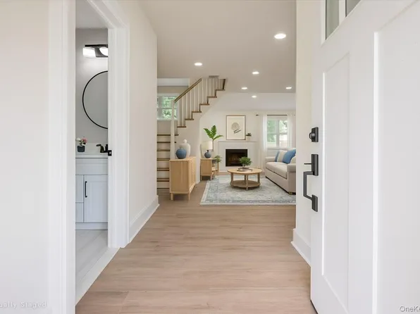 2 Ravenwood Drive, Kings Park, NY 11754