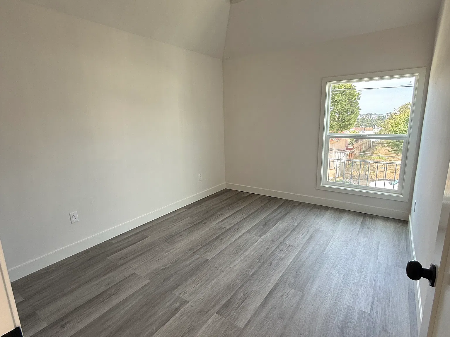 2 bed, 700 sqft, $4,200 — Photo 3