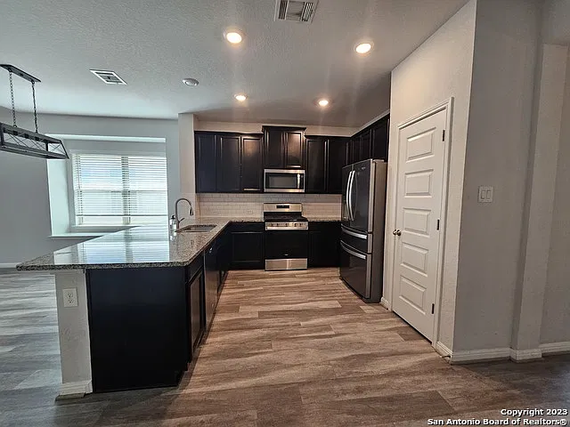 4 bed, 2.5 bath, 2395 sqft, $2,200 — Photo 4