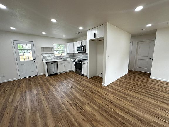 3rd image of 2809 Materhorn Dr