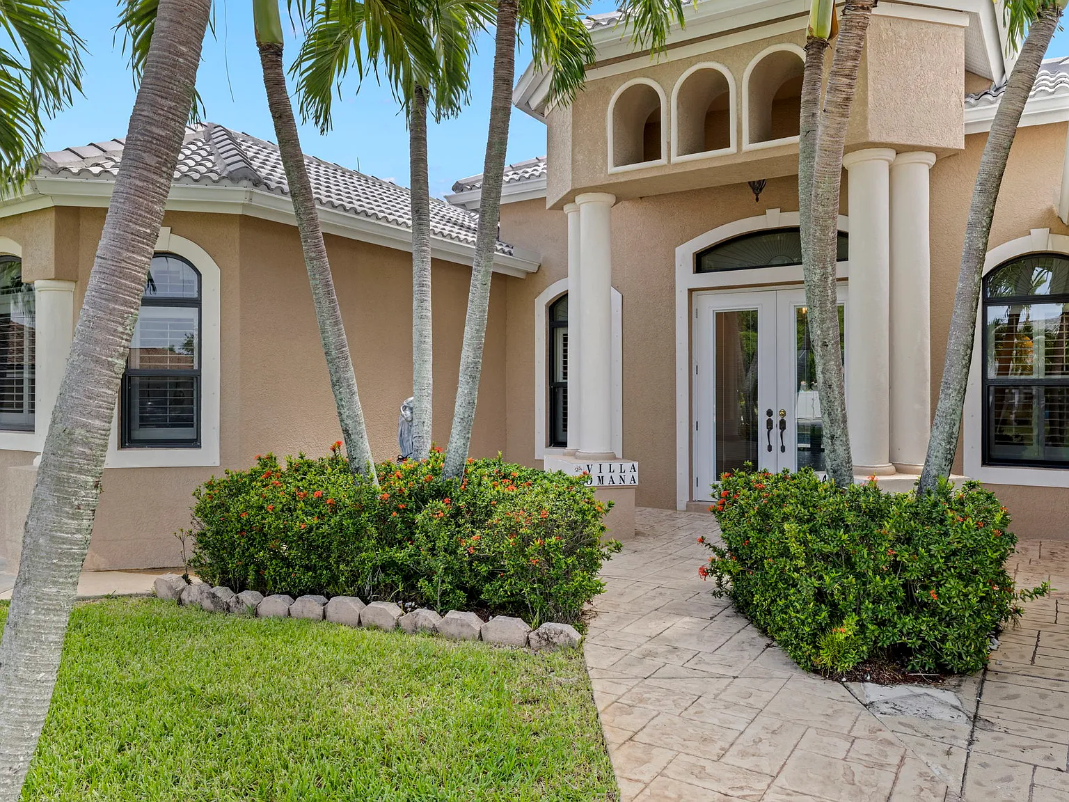 Spacious Heated Pool Home 3 bed 3 bath w/3 car garage — Photo 3