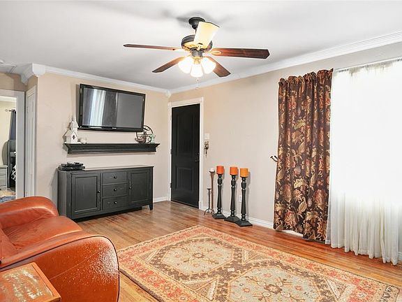 3rd image of 812 W Gross St