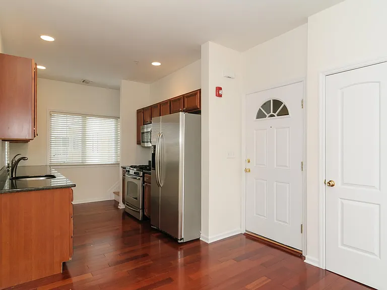 330 Maple Ave #4 — Photo 2
