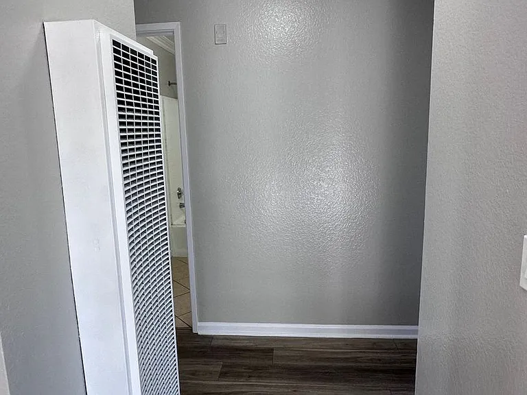 1726 Daly-Jardin Apartments — Photo 12